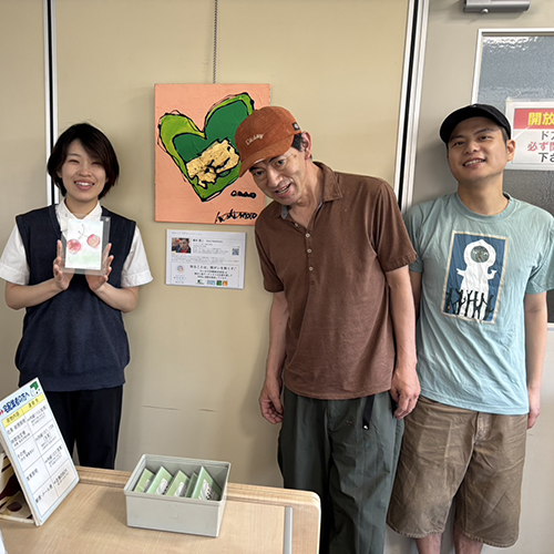 納品した作品「グリーンハート」の前に立っている コーホク印刷の方（左）アーティスト・橋本賢二（中央）、アーティスト・伊藤士隼（右）