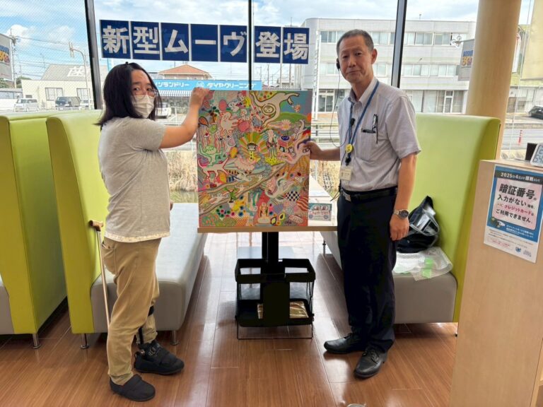 納品した作品（アーティスト・りょう作）と岡山ダイハツ倉敷玉野紅陽台店の方とアーティAyaAya