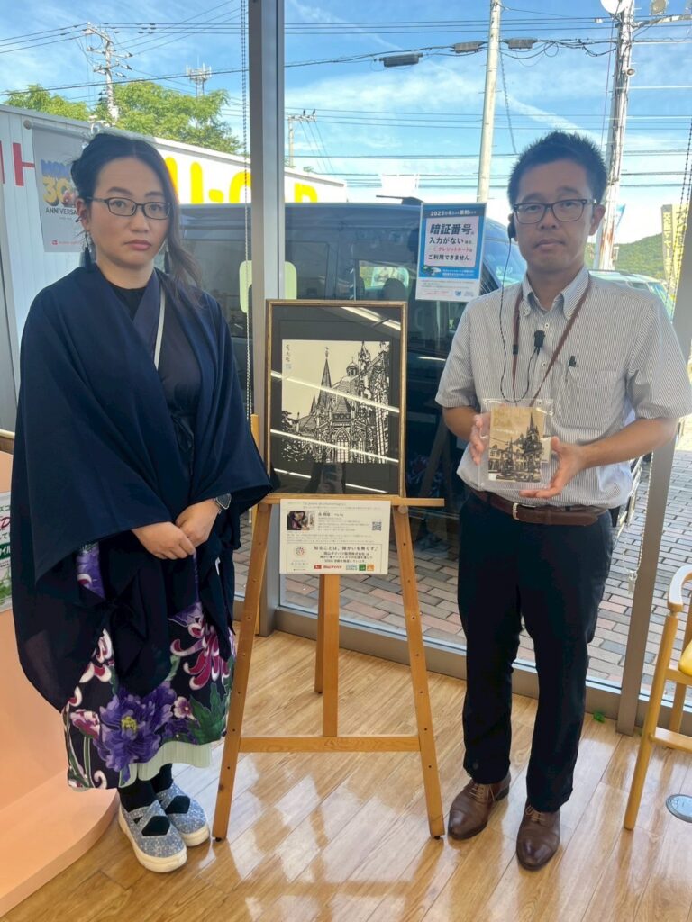 納品した作品（アーティスト・呉飛瑶作）と岡山ダイハツ平島店の方とアーティスト・呉飛瑶