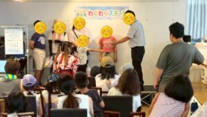 ステージイベントのようす　じゃんけん大会準決勝戦　参加してくれたお子さんと岡山ダイハツの方の対決シーン