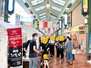 こども商店街開催中のアーケード内のようす たくさんのご家族が来てくれました！