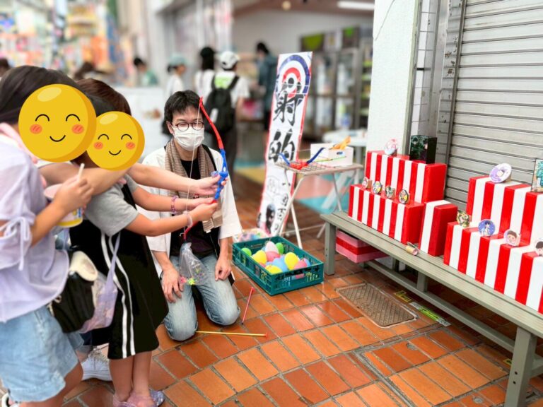 射的をするこどもたちと、メンバー・徳さん