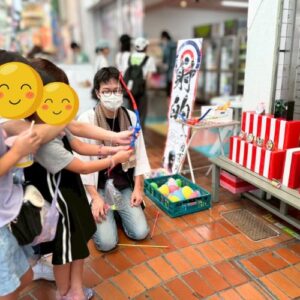射的をするこどもたちと、メンバー・徳さん