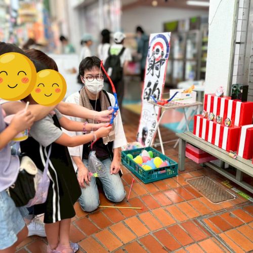 射的をするこどもたちと、メンバー・徳さん