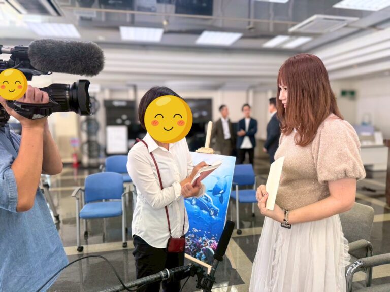 テレビの取材を受けるアーティスト・Rie