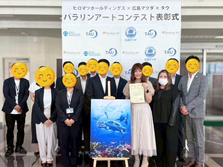広島マツダ&タウ関係者の方、アーティスト・Rie、桂マネージャーの集合写真