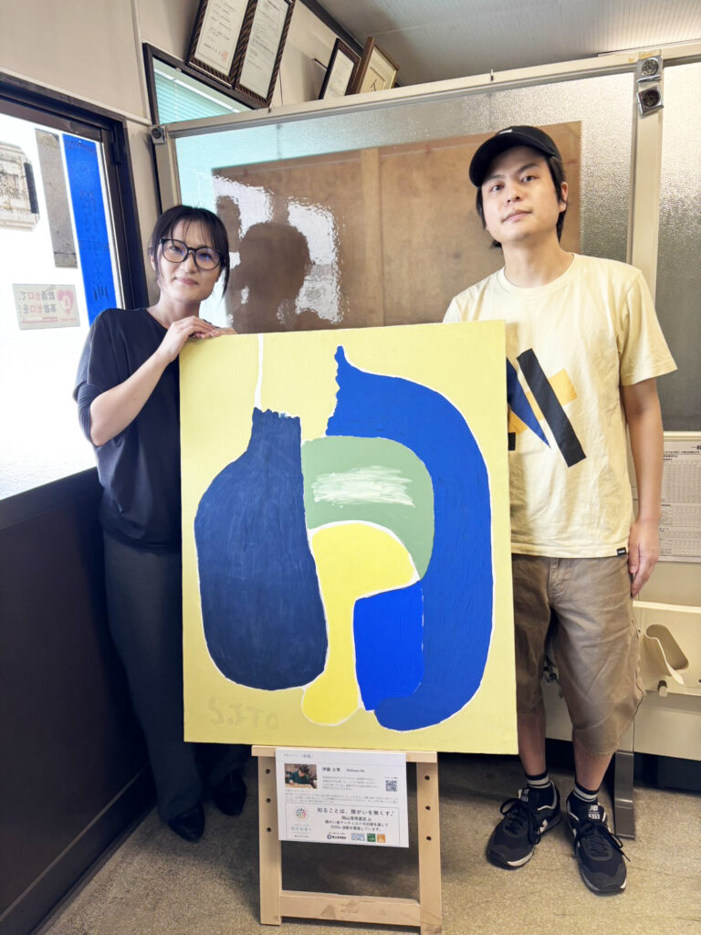 納品した作品と、アーティスト・伊藤士隼、港湾運送の方