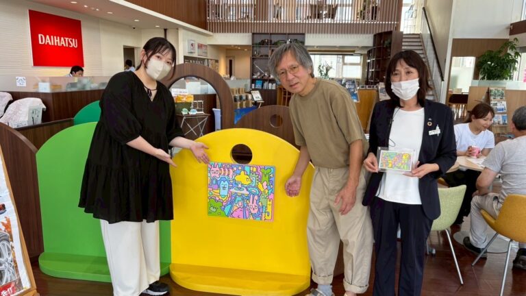 納品した作品（アーティスト・かなっぺ作）と岡山ダイハツ本店（野田店）の方とアーティスト・土肥ヨシ