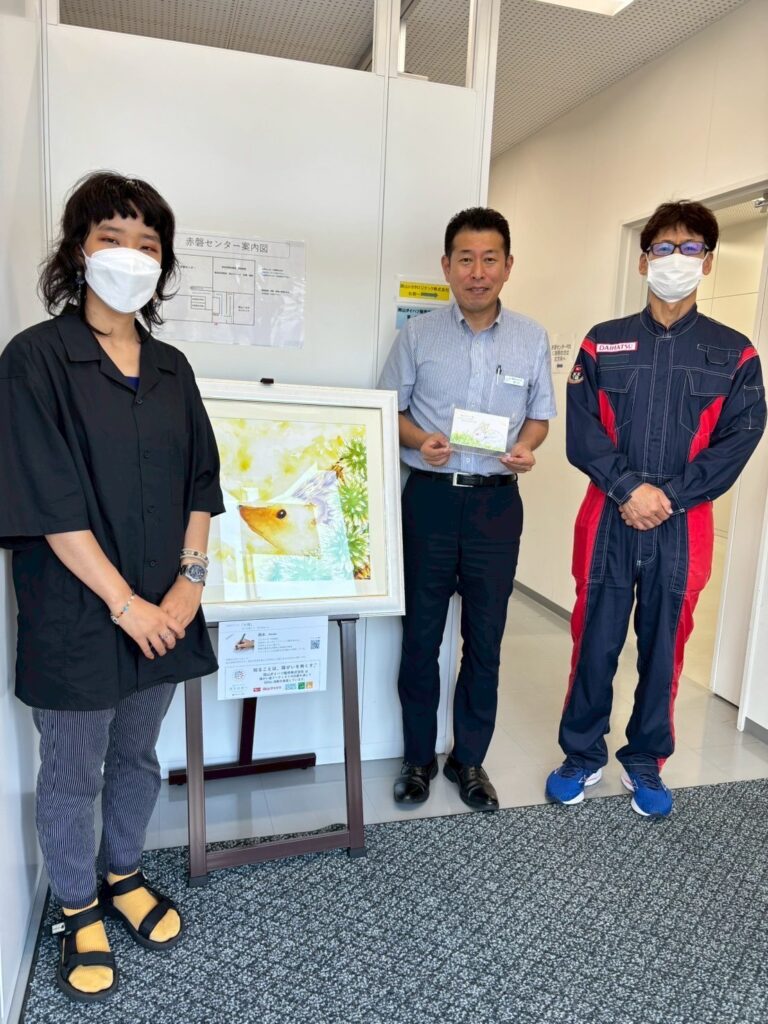 納品した作品（アーティスト・雨木作）と岡山ダイハツ赤磐センターの方とアーティスト・雨木