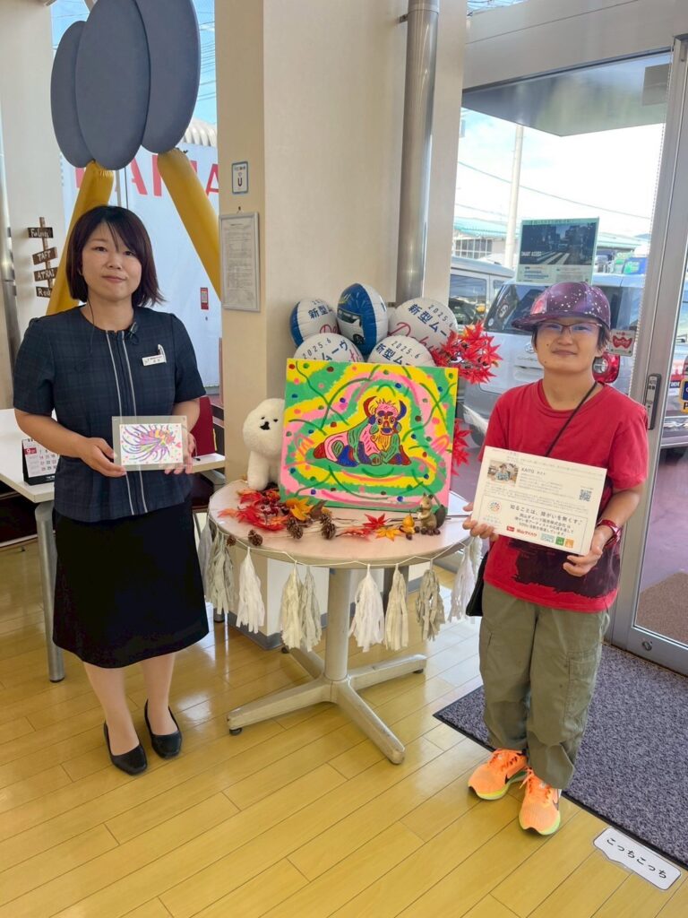 納品した作品（アーティスト・KAITO作）と岡山ダイハツ高屋店の方とアーティスト・KAITO