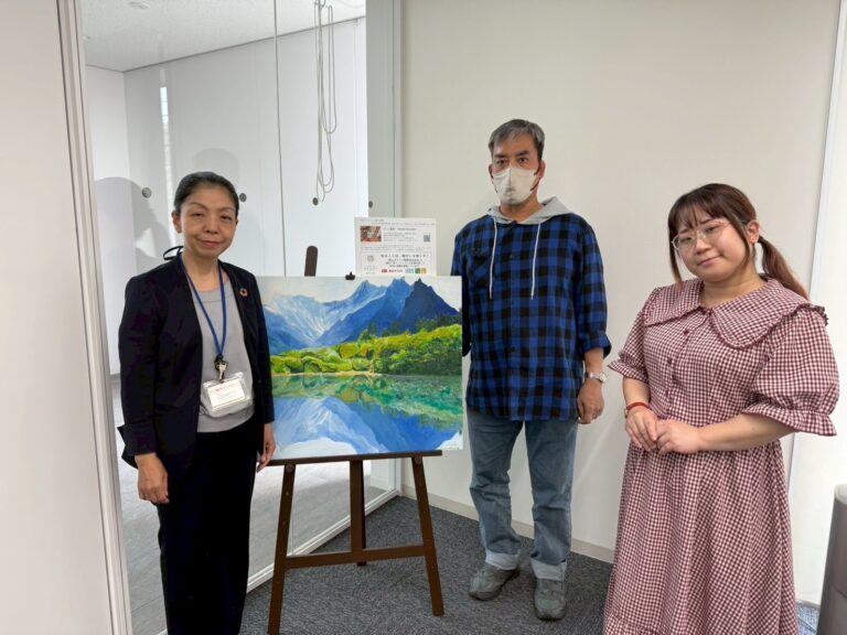 納品した作品（アーティスト・川上岳史作）と岡山ダイハツ部品センターの方とアーティスト・川上岳史、パートナーシップ推進室ろりちゃん