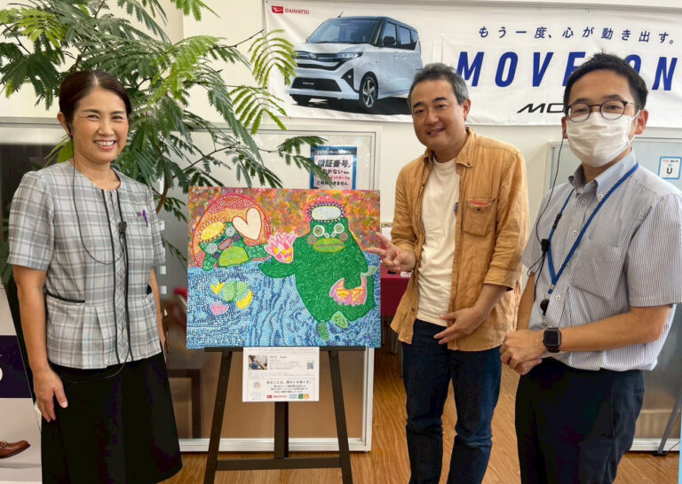 納品した作品（アート・カナピ作）と岡山ダイハツ倉敷中央店の方とアーティスト・下村良作