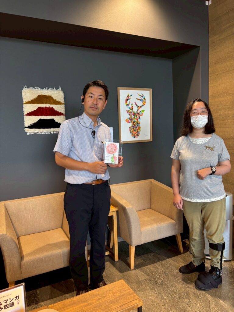 納品した作品（アーティスト・Aya作）と岡山ダイハツ水島店の方とアーティスト・Aya