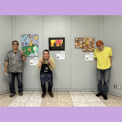 納品した作品の前に立つアーティスト・川上岳史＆下村良作＆橋本賢二　みんな笑顔