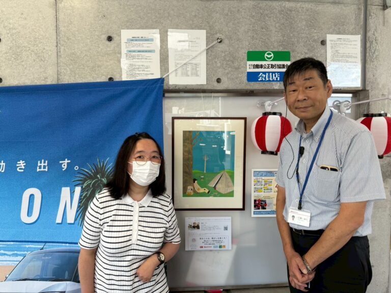 納品した作品（アーティスト・ben作）と岡山ダイハツ津山店の方とアーティスト・Aya