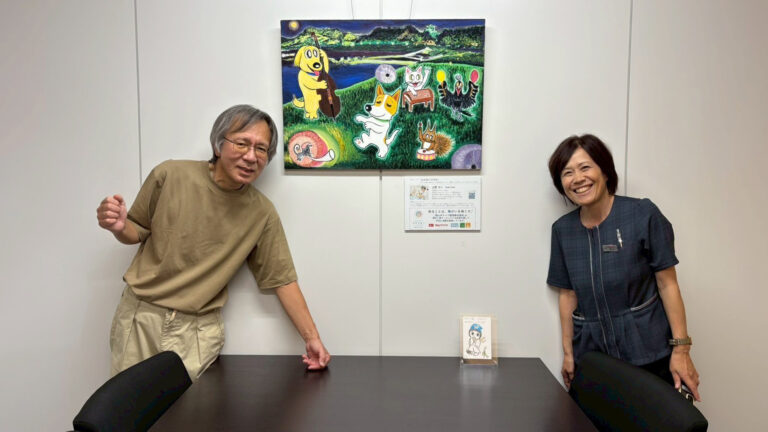 納品した作品（アーティスト・土肥ヨシ作）と岡山ダイハツ本社の方とアーティスト・土肥ヨシ