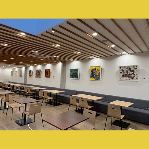 壁面にずらりと飾られたアート。この写真には9作写っている