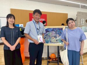 納品した作品（アーティスト・カスミン作）と岡山ダイハツ中庄店の方とアーティスト・カスミン