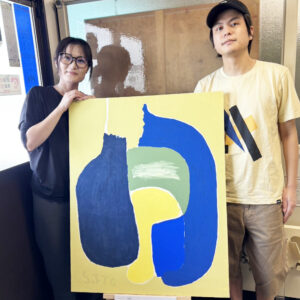 納品した作品と、アーティスト・伊藤士隼、港湾運送の方