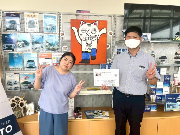 納品した作品（アーティスト・堀本健嗣作）と岡山ダイハツ鴨方店の方とアーティスト・カスミン