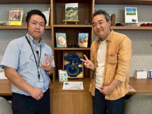 納品した作品（アーティスト・下村良作・作）と岡山ダイハツ倉敷中島店の方とアーティスト・下村良作