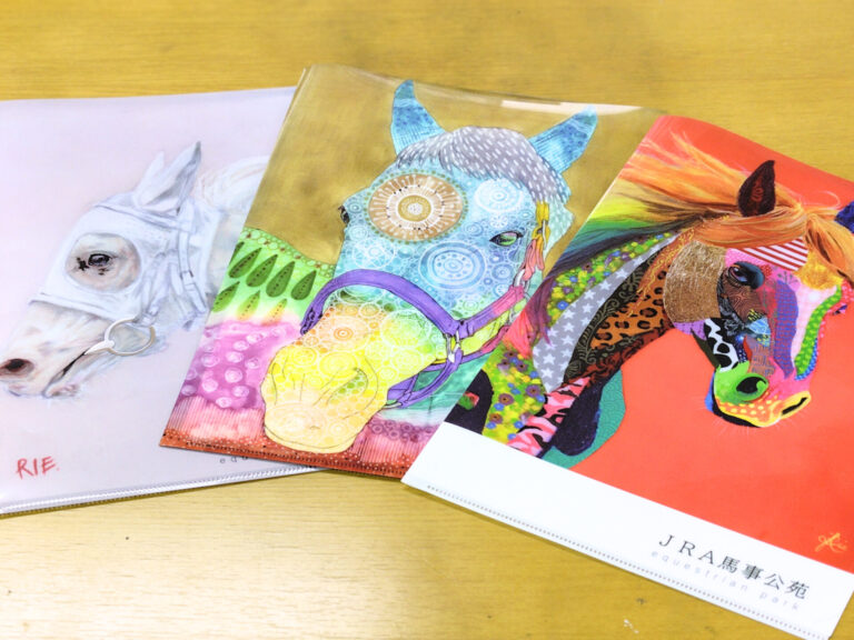 販売されているクリアファイル3種。Rieが馬を描いた、それぞれ違う作品が使用されている