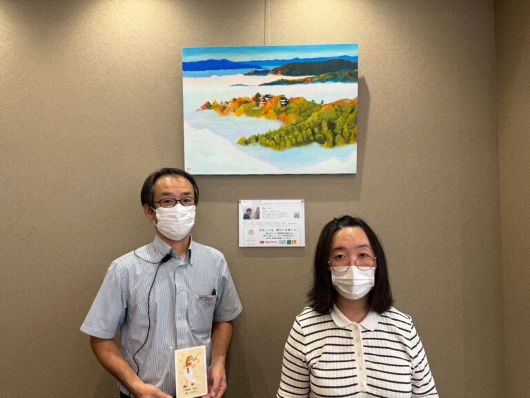 納品した作品（アーティスト・Rie作）と岡山ダイハツ高野店の方とアーティスト・Aya