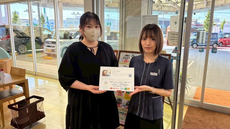 サンクスカードを2人でもっているアーティスト・しゃけ。と岡山ダイハツ十日市店の方