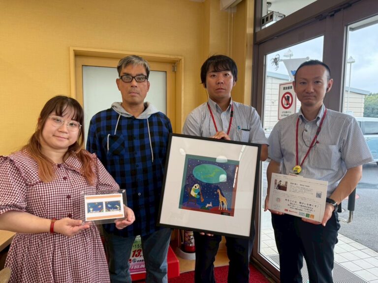 納品した作品（アーティスト・笠井伸二作）と岡山ダイハツ吉備路店の方とアーティスト・川上岳史、パートナーシップ推進室ろりちゃん