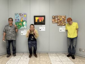 納品した作品の前に立つアーティスト・川上岳史＆下村良作＆橋本賢二　みんな笑顔