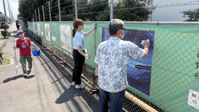 バケツを持って運ぶアーティスト・KAITO、アートウォールをする山口マネージャー、アーティスト・川上岳史