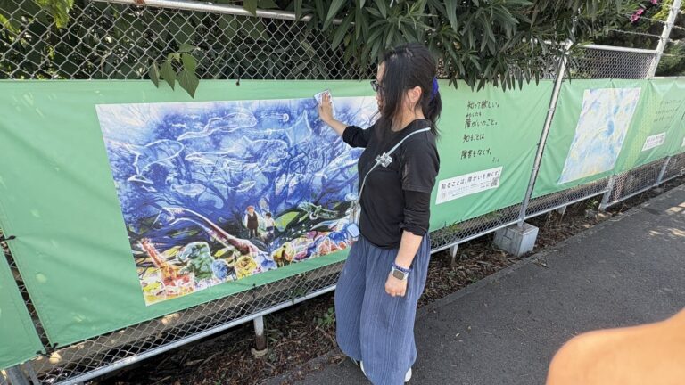 アートウォールを掃除するアーティスト・呉飛瑶
