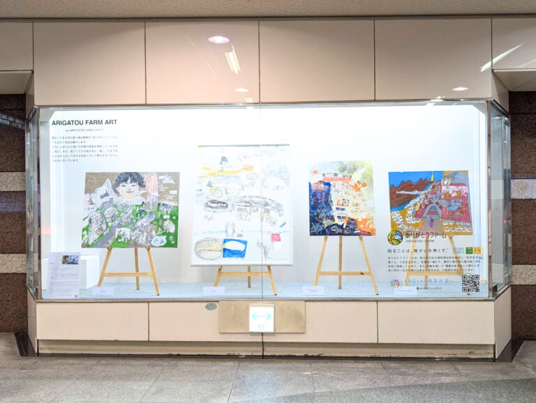 南地下道のガラスケースにMiyaの作品4点が展示されているようす
