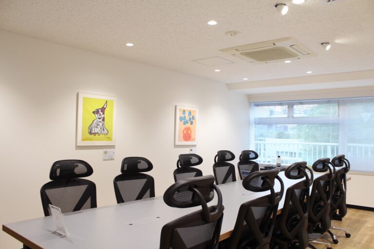 飾られているアート２点（アーティスト・河原神一作品＆アーティスト・橋本賢二作品）