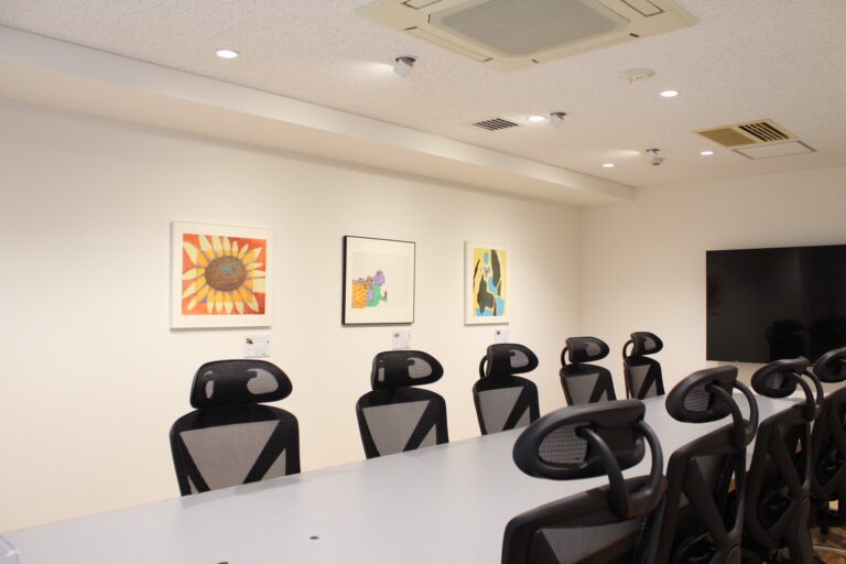 飾られているアート２点（アーティスト・原田めぐみ作品＆アーティスト・KAITO作品＆アーティスト・伊藤士隼作品）