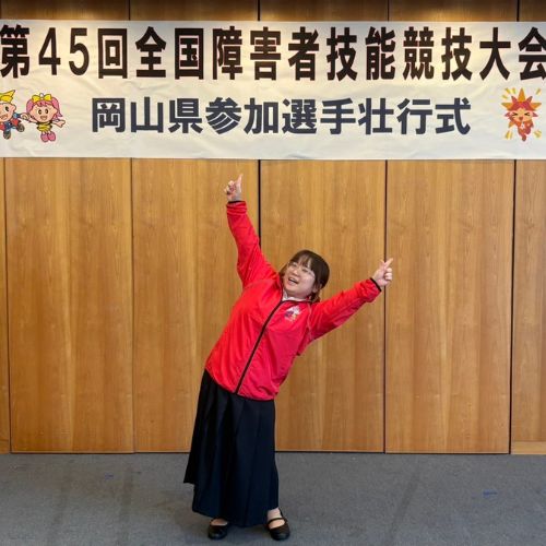 横断幕の下でポーズをとるろりちゃん