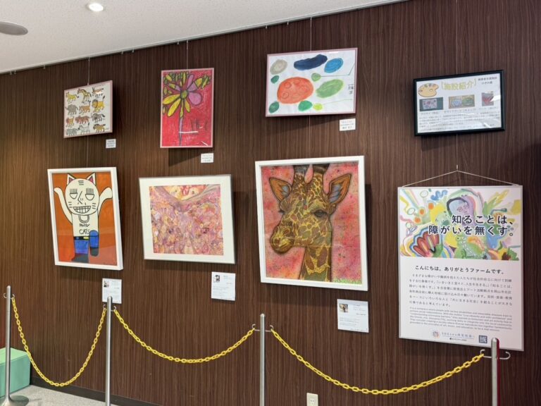 展示されたアーティスト・堀本健嗣、カスミン、Angel Yukiの作品。 上段には障害者支援施設のぞみ園の3作品がある