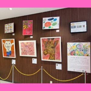 展示されたアーティスト・堀本健嗣、カスミン、Angel Yukiの作品。 上段には障害者支援施設のぞみ園の３作品がある