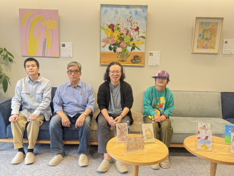 納品したアート３点の前で集合写真 左から、アーティスト・伊藤士隼、アーティスト・川上岳史、ひかり薬局の方、アーティスト・KAITO