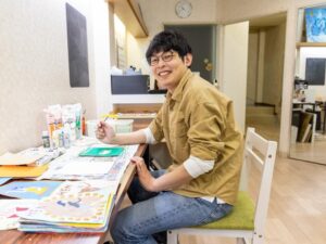 アーティスト・りょうが笑顔でこちらを向いている写真