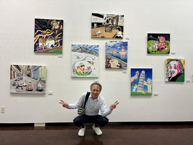 土肥ヨシ　キセキ展自分の作品の前で撮影