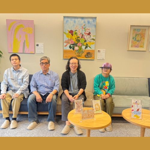 納品したアート３点の前で集合写真 左から、アーティスト・伊藤士隼、アーティスト・川上岳史、ひかり薬局の方、アーティスト・KAITO