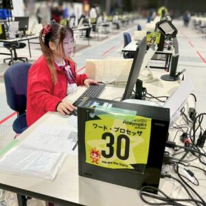 競技全日のオリエンテーションで緊張しつつパソコンの確認をするろりちゃん