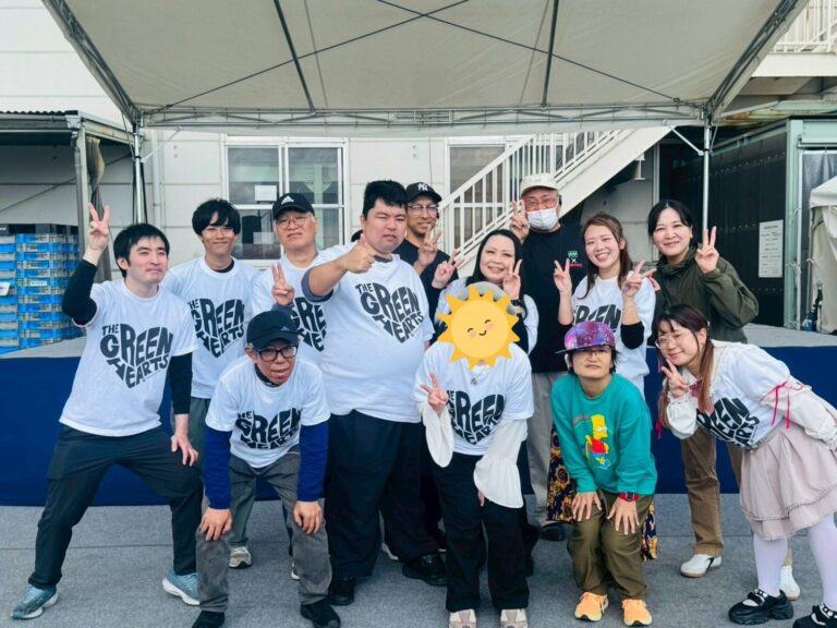 グリーンハーツ、備前発条の方との集合写真 ピースしていたり思い思いにポーズをとっている