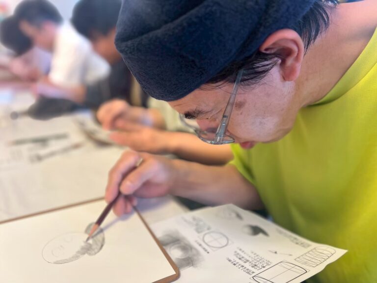 真剣にモチーフをデッサンするアーティスト・橋本賢二