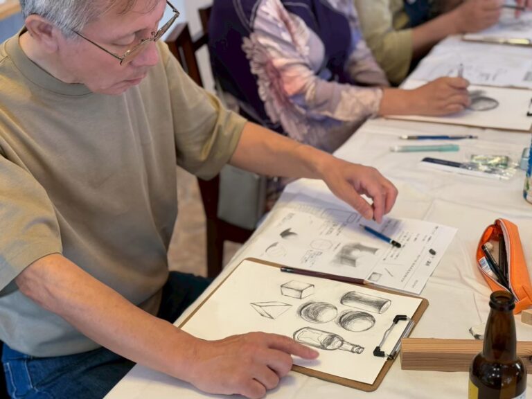 真剣にデッサンに取り組むアーティスト・土肥ヨシ