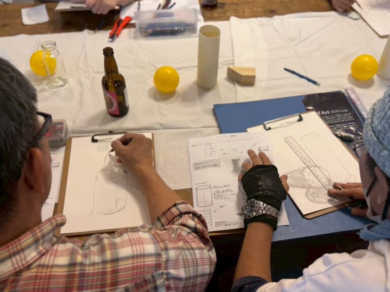 モチーフを観察しながら描くアーティスト・川上岳史とHARUMARU♡