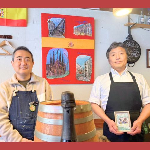 納品したアーティスト・橋本賢二の作品を挟んで、アーティスト・下村良作（左）とスペインバル・クラクラの方（右）