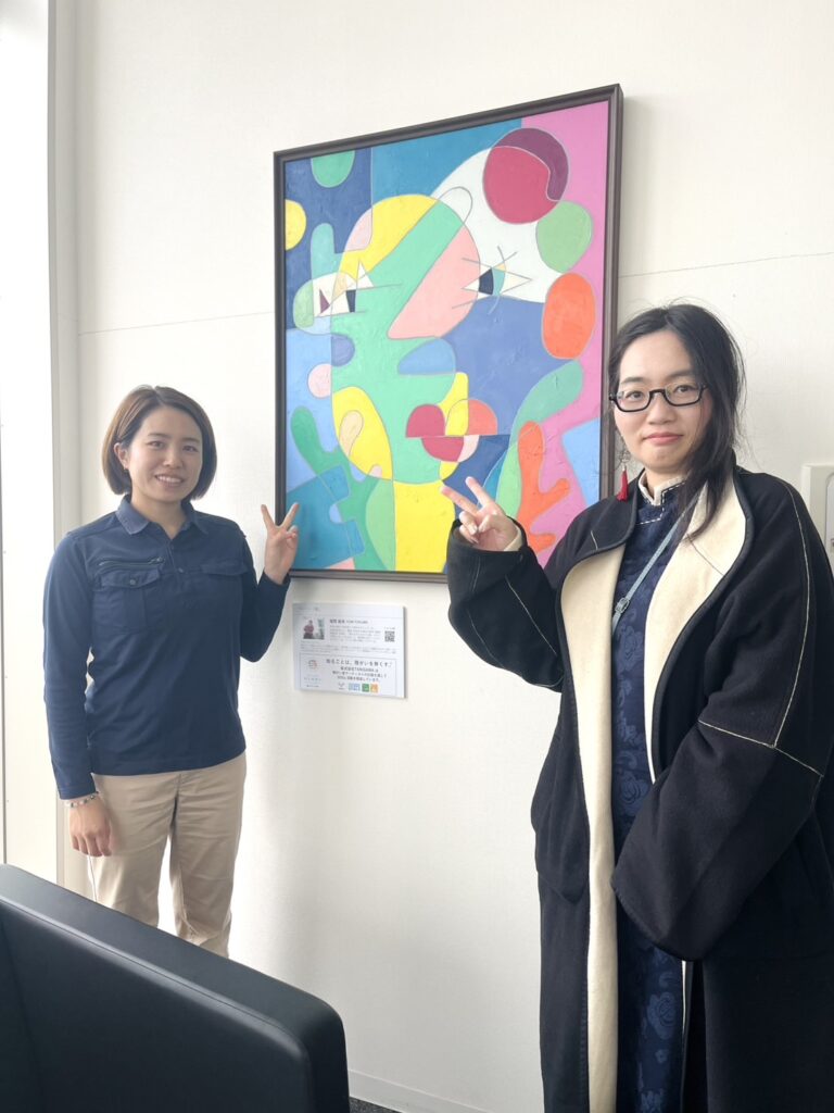 納品したアーティスト・福間裕未 作「愛」を挟んでTANIGAWAの方（左）とアーティスト・呉飛瑶