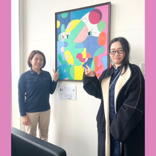 納品したアーティスト・福間裕未 作「愛」を挟んでTANIGAWAの方（左）とアーティスト・呉飛瑶